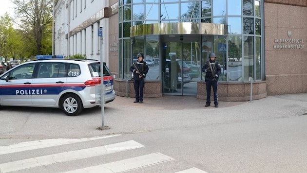 Einsatzkräfte sichern das Bezirksgerichtsgebäude in Wiener Neustadt (Bild: Thomas Lenger/monatsrevue.at)