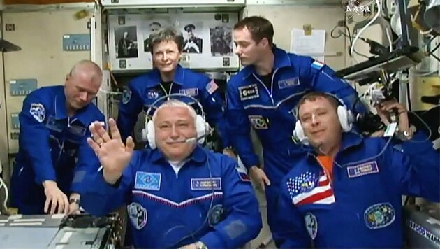 Die aktuelle Mannschaft der ISS (die neuen Crew-Mitglieder im Vordergrund) (Bild: NASA TV)