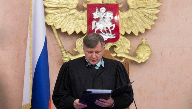 Russlands Oberster Richter Juri Iwanenko beim Verlesen des Urteils (Bild: AP)