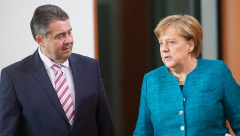 Gemeinsame Erklärung in Zeiten des Wahlkampfs: CDU-Kanzlerin Merkel und SPD-Außenminister Gabriel (Bild: AFP)