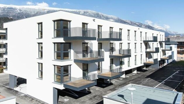 5-Euro-Bau in Schwaz: Für 18 Wohnungen gibt es 14 Parkplätze, die extra zum Mieten sind. (Bild: Neue Heimat Tirol)