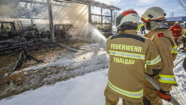 60 Feuerwehrmänner versuchten am 30.1. vergeblich, etwas von der Maschinenhalle in Thalgau zu retten (Bild: Markus Tschepp)