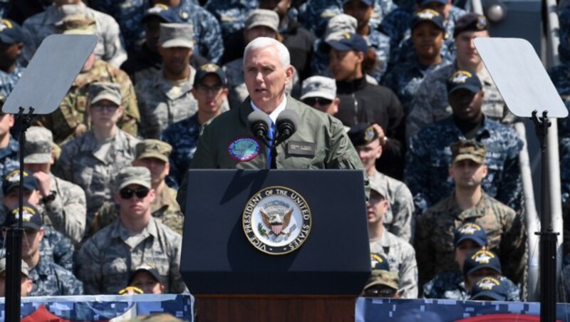 US-Vizepräsident Mike Pence an Bord der USS Ronald Reagan (Bild: AFP)