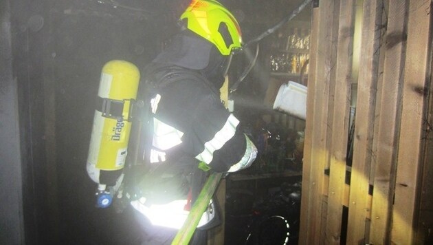 Feuerwehreinsatz im Keller: Dort soll die 49-jährige Verdächtige in einem Abteil Feuer gelegt haben. (Bild: Feuerwehr Gratkorn - Markt)