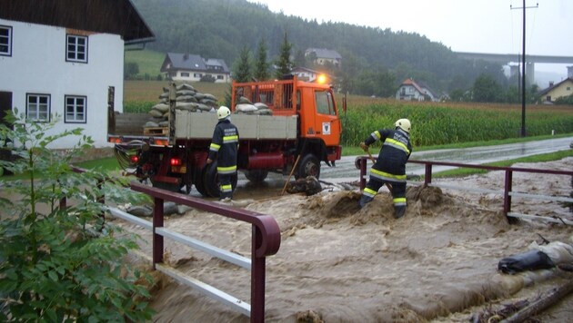 Die Feuerwehr im Einsatz gegen die Fluten im Jahr 2005 nach Starkregen im Lavanttal (Bild: Petutschnig)