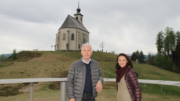 Obmann Alois Sackl und Kirchenführerin Maria Brunner vor der Wolfgangikirche (Bild: Josef Fürbass)