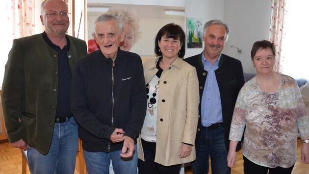 Landesrätin Birgit Gerstorfer (Mitte) zu Besuch im neuen Wohnhaus für behinderte Menschen (Bild: Land OÖ)