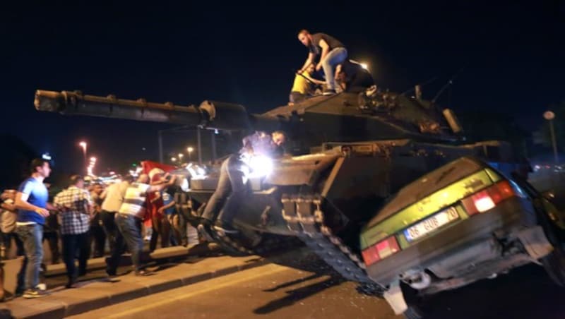 Szenen vom gescheiterten Militärputsch in der Türkei im Juli 2016 (Bild: AFP)