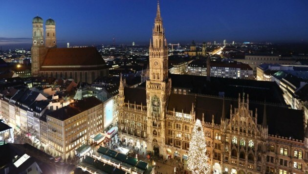 Blick auf den Marienplatz mit dem Münchner Rathaus (Bild: obs/München Tourismus/Siggi Müller)