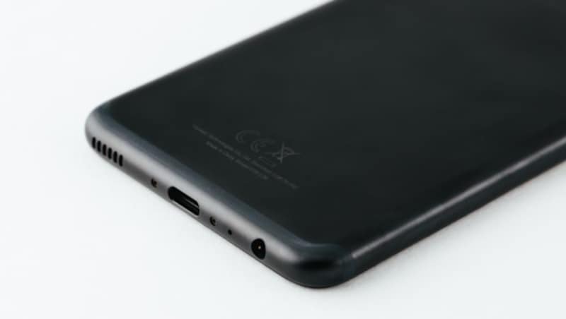 Das Gerät wird via USB-C geladen und kommt trotz dünnem Gehäuse mit Audioklinke. (Bild: Huawei)