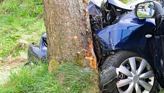 Nach einem Unfallaufprall gegen einen Baum wollte Alkolenker diesen vertuschen. (Bild: ADAC (Symbolbild))