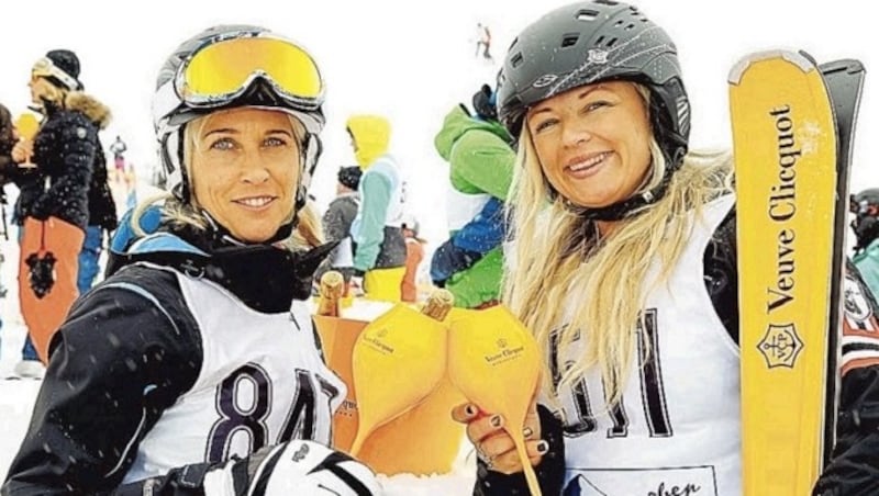 Stärkung mit Schlückchen Champagner: Anita und Maria vorm Startschuss zur größten Schatzsuche. (Bild: Gerhard Schiel)