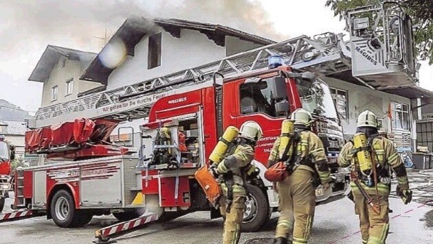 Feuerwehr-Einsatz: Aus dem Dach schlugen schon Flammen. (Bild: Markus Tschepp)