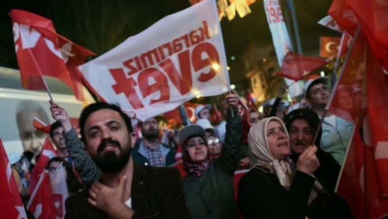 Erdogan-Anhänger in Istanbul feierten nach dem Referendum. (Bild: AFP)