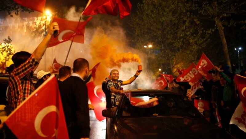 Erdogan-Anhänger feiern den Ausgang des Referendums euphorisch. (Bild: AP)