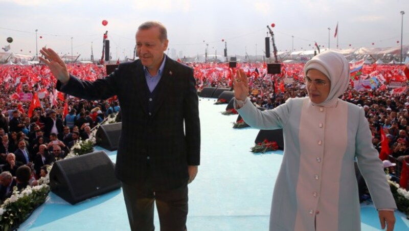 Erdogan mit Ehefrau Emina bei einer Wahlkampfveranstaltung (Bild: AFP)