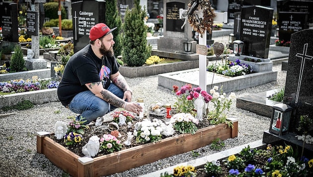 Markus F. am Grab seiner Mutter (Bild: Markus Wenzel)