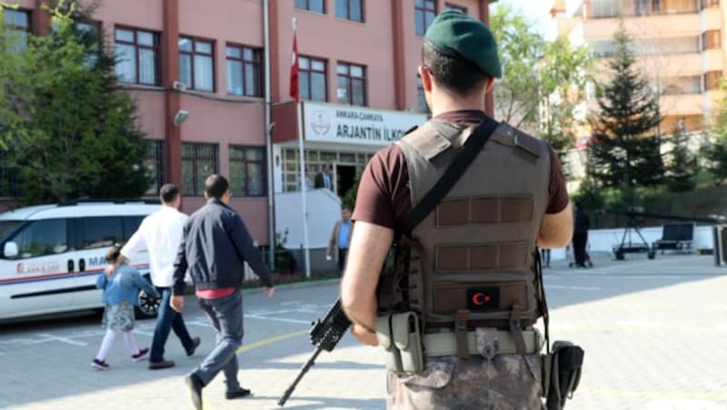 Vor vielen Wahllokalen patrouillierten schwer bewaffnete Polizisten. (Bild: AFP)