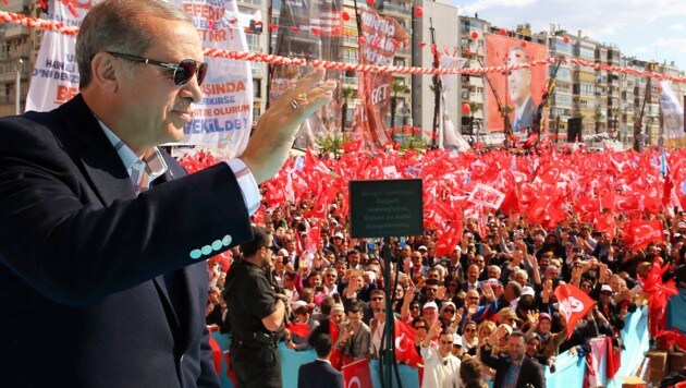 Recep Tayyip Erdogan spricht zu seinen Anhängern. (Bild: AP)