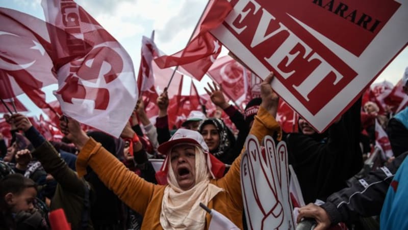 Diese türkischen Staatsbürger werden beim Referendum mit "Evet", also Ja, stimmen. (Bild: AFP)