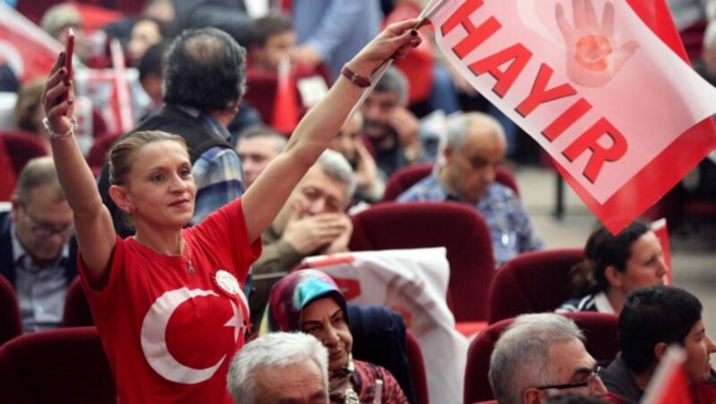 Erdogan-Gegner im Zuge des Türkei-Referendums (Bild: AFP)