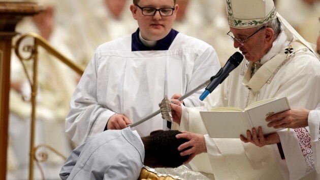 Auch Papst Franziskus legt bei Taufen Hand an, hier in einer Osternacht. (Bild: AP)