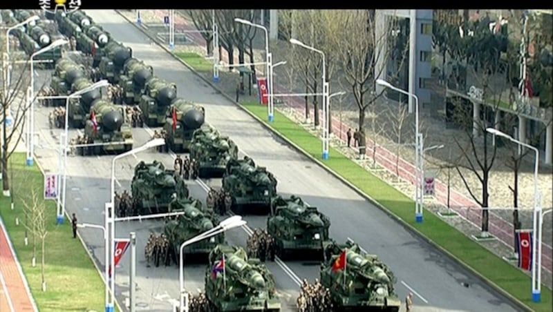 Fernsehbilder zeigen die Militärparade. (Bild: AP)