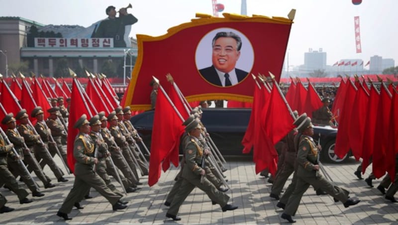 Die Parade fand anlässlich des Geburtstags von Staatsgründer Kim Il Sung statt. (Bild: AP)