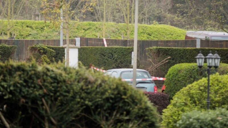 Die Sprengsätze waren in einer Hecke vor dem Stadion deponiert. (Bild: AP)