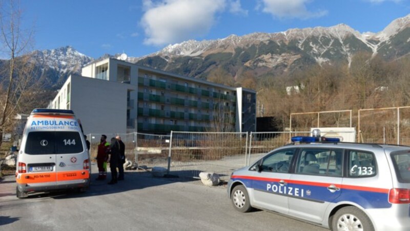 In der Tiefgarage einer Wohnanlage in Mühlau/Arzl lauerte der Täter der Frau auf. Er ist flüchtig. (Bild: zeitungsfoto.at)