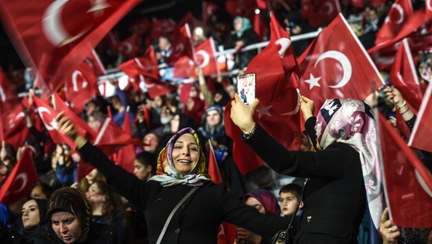 Unter den Anhängern Erdogans befinden sich auch viele Frauen. (Bild: AFP)