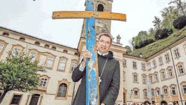 Ein Symbol, das an Leid erinnert: Erzabt Korbinian mit dem Kreuz aus Flüchtlingsboot-Holz. (Bild: Markus Tschepp)