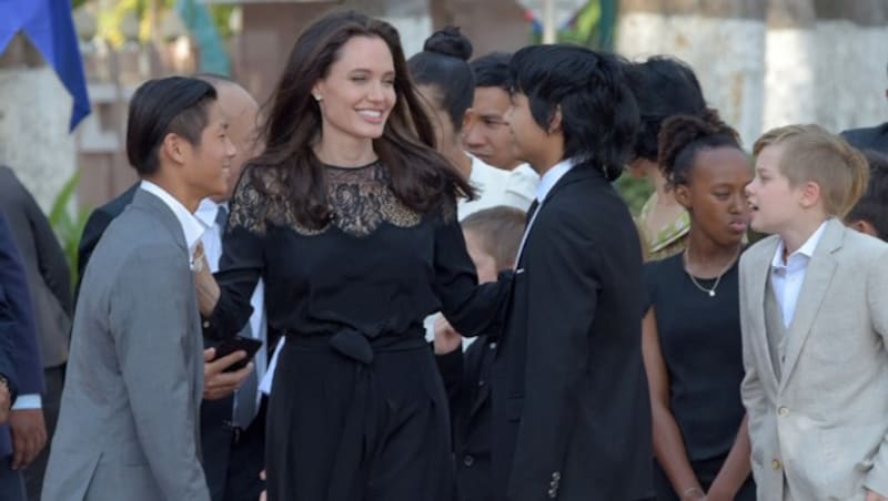 Angelina Jolie mit ihren Kindern Pax, Maddox, Zahara und Shiloh (Bild: AFP or licensors)