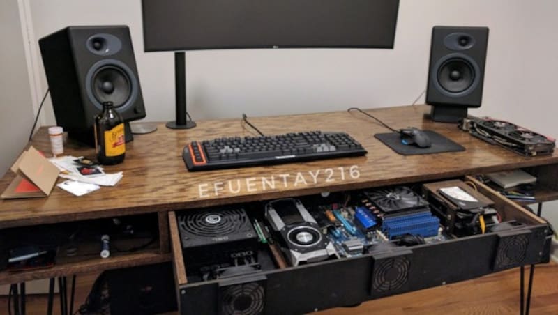 Nicht sehr transportabel: Dieser Reddit-user hat seinen PC in einer Schublade untergebracht. (Bild: reddit.com/r/battlestations)