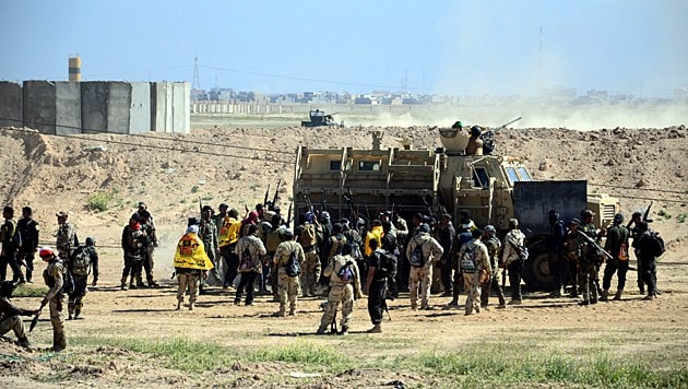 Anti-IS-Truppen vor Tikrit (Bild: APA/EPA/Baraa Kanaan)