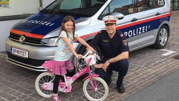Kim-Lina bedankt sich bei ihrem Helden, Polizist Christian T. (Bild: LPD Steiermark)