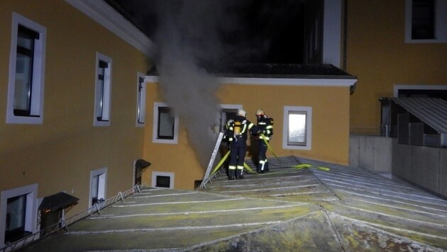 Die Löschtrupps bekämpften den gefährlichen Brand im Nebengebäude auch durch das Dach (Bild: FF Freistadt)