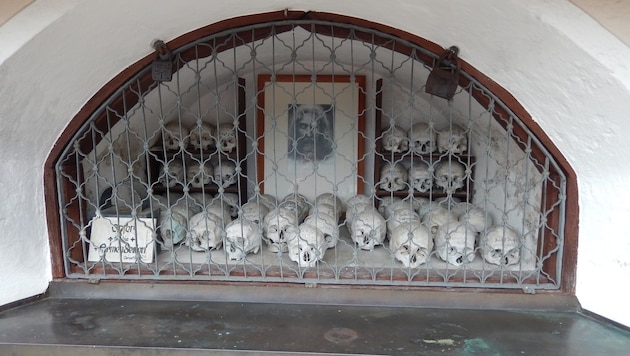 Einzigartig in Tirol ist vermutlich die Nische mit den Totenköpfen auf dem Friedhof in Schwendt. (Bild: Günther Krauthackl)