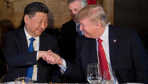 Dieses Bild entstand vor dem Essen, da wusste Xi noch nichts von Trumps baldigem Befehl. (Bild: AFP)