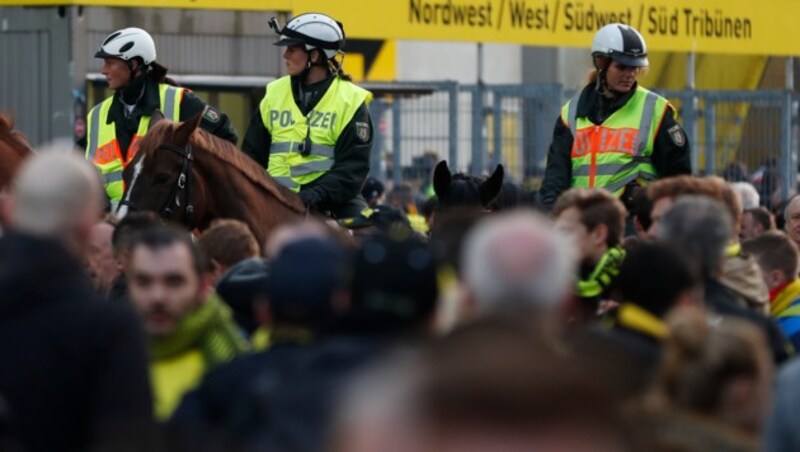 Die berittene Polizei überwacht die Fans vor dem Stadion. (Bild: AFP)