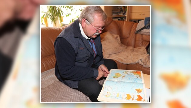 Seemann Karl mit seinem alten Schulatlas (Bild: Sepp Pail)