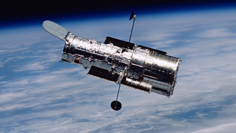 Das Weltraumteleskop "Hubble" im Erdorbit (Bild: NASA/STScI)