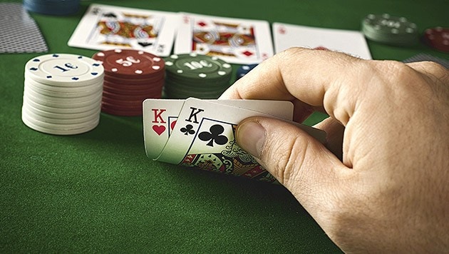 Der Angeklagte soll das Blatt der Mitspieler beim Pokern im Casino Wien mitgefilmt haben - gab es einen Einflüsterer? (Bild: thinkstockphotos.de)