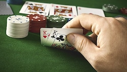 Der Angeklagte soll das Blatt der Mitspieler beim Pokern im Casino Wien mitgefilmt haben - gab es einen Einflüsterer? (Bild: thinkstockphotos.de)