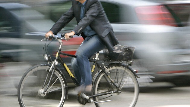 Ein Radfahrer kollidierte mit einem Pkw-Fahrer in Ortsteil Holzhausen. (Symbolbild) (Bild: AP)