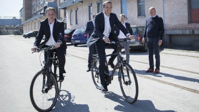 Auf dem Fahrrad: Kern mit Traiskirchens Bürgermeister Andreas Babler (Bild: APA/BKA/ANDY WENZEL)