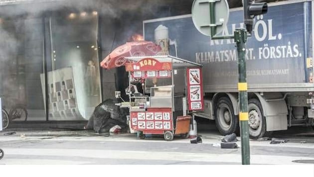 Der Attentäter raste am Freitagnachmittag in das Kaufhaus Ahlens City in Stockholm. (Bild: twitter.com)