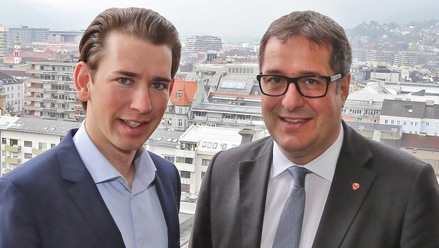 Minister Sebastian Kurz und VP-Flüchtlings-StR Franz X. Gruber (re.) über den Dächern von Innsbruck. (Bild: Christof Birbaumer/Kronenzeitung)