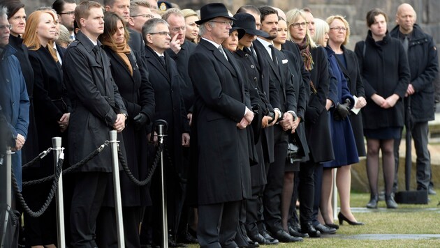 Die schwedische Königsfamilie und die Regierungsspitze bei der Gedenkfeier (Bild: AP)