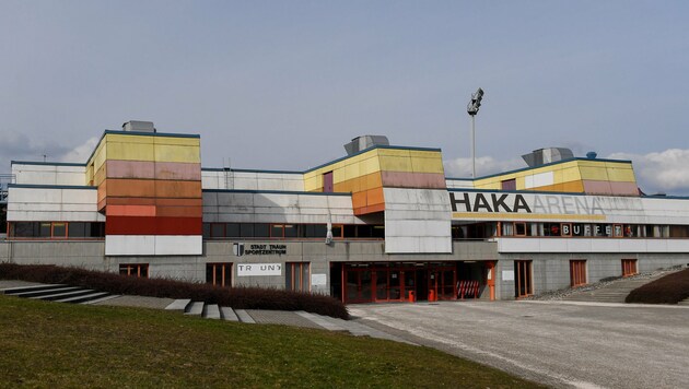 Die HAKA-Arena in Traun erinnert (leider)immer mehr an das Linzer Stadion. (Bild: © Harald Dostal / 2017)